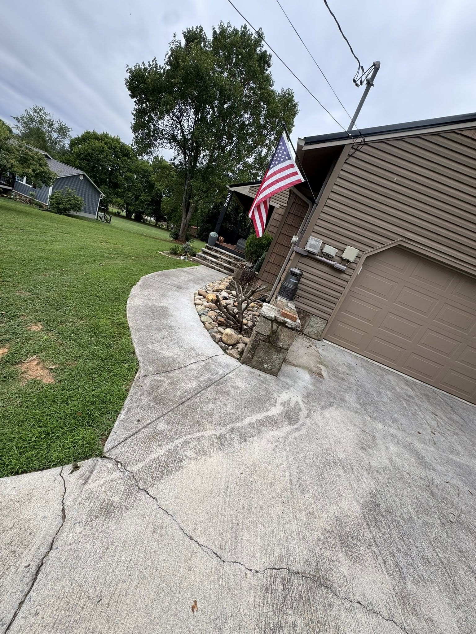 Driveway and house exterior in Seymour before cleaning
